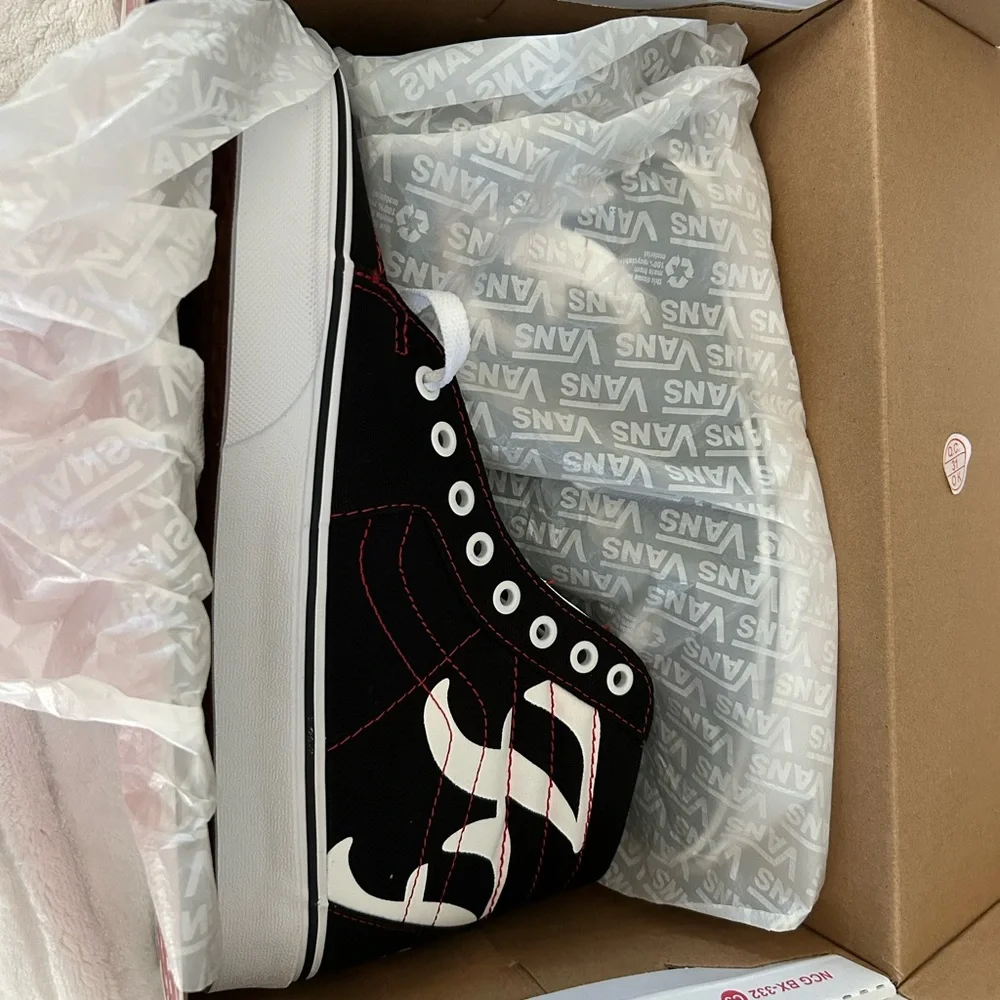 Foo Fighters Vans 25th Anniversary Brand New! Size 8 and new with the Vans Box. - Picture 5 of 8